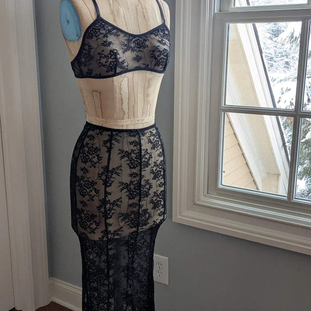 Elegant Black Lace Lingerie Set - Picture 1 of 4
